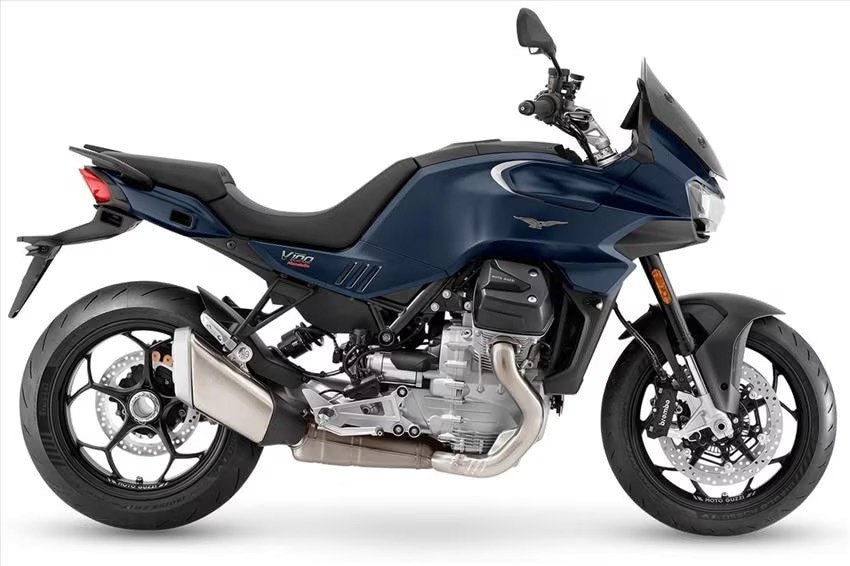 <div class='descrGalleryTitle'>9.	Guzzi V100 Mandello</div><div class='descrGalleryText'><p>Altra vera sport tourer è la V100 Mandello di casa Moto Guzzi, con <b>un pizzico di sapore roadster</b> per via dell’assenza di una vera carena. Ci sono però i cilindri del V2 che fungono in ogni caso da protezione per la parte bassa del corpo, senza contare l'esclusiva&nbsp;<b>aerodinamica attiva</b>, con le due alette ai lati del cupolino che si aprono in automatico sopra i 60 chilometri l’ora e, assieme al parabrezza regolabile elettricamente, fanno un bel lavoro in quanto a togliere la pressione dell’aria dal busto e dalle spalle del pilota. La V100 è una Guzzi, ma diversa da tutte quelle che la hanno preceduta: <b>Il nuovo&nbsp;V2 a liquido dotato di quickshifter</b>&nbsp;ha un comportamento ben moderno, rapido a prendere giri e grintoso nella tonalità: alla guida dà vero gusto, è morbido e ti fa fare strada quasi senza accorgertene; si abbina alla perfezione ad una ciclistica equilibrata che fa della Mandello una moto godibile a tutte le andature. <b>La V100 ha rappresentato un punto di svolta </b>per il marchio italiano, un primo sguardo verso il futuro che ha poi aperto la via alla Stelvio. Il prezzo di listino parte da 15.699 euro.</p>
</div>